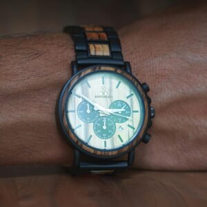 montre noire au poignet